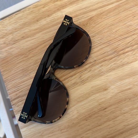 Reposh Tory Burch tortoise sunglasses - Picture 2 of 4